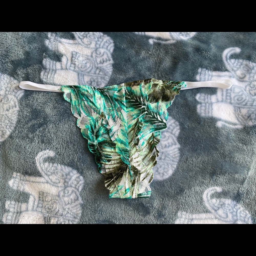 (On hold) VS PINK small Tropical Leaf Lace G-Strin